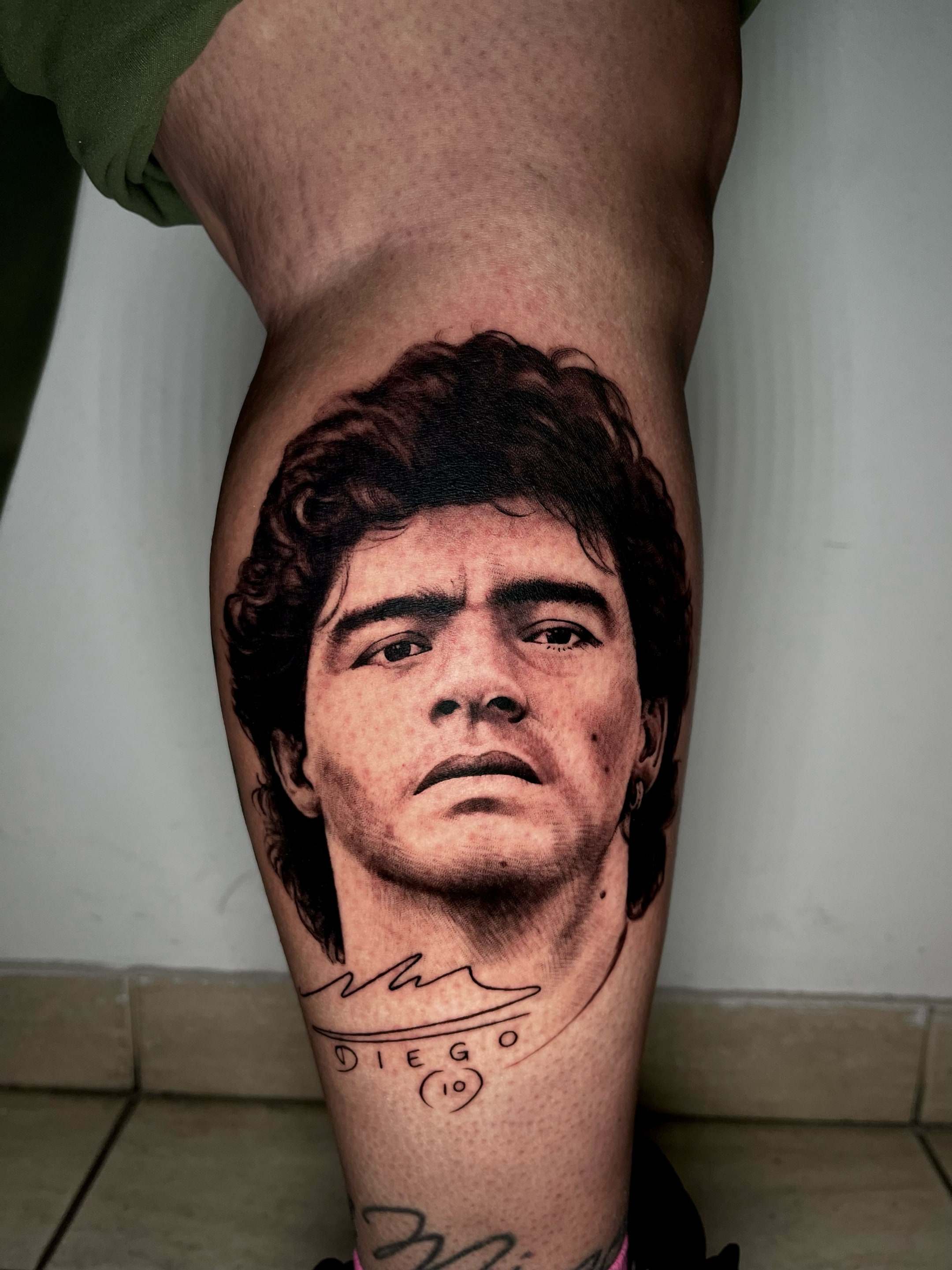 Retrato realista de Diego Maradona en el gemelo, con su firma y el número 10