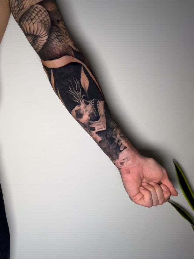 Manga de antebrazo en black and grey con calavera, escamas de serpiente y fondo negro sólido