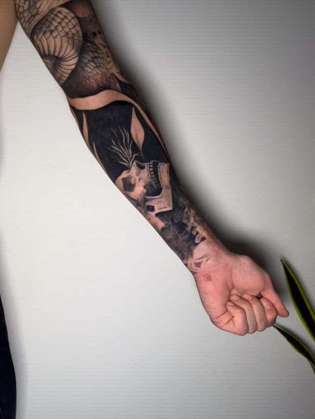 Manga de antebrazo en black and grey con calavera, escamas de serpiente y fondo negro sólido