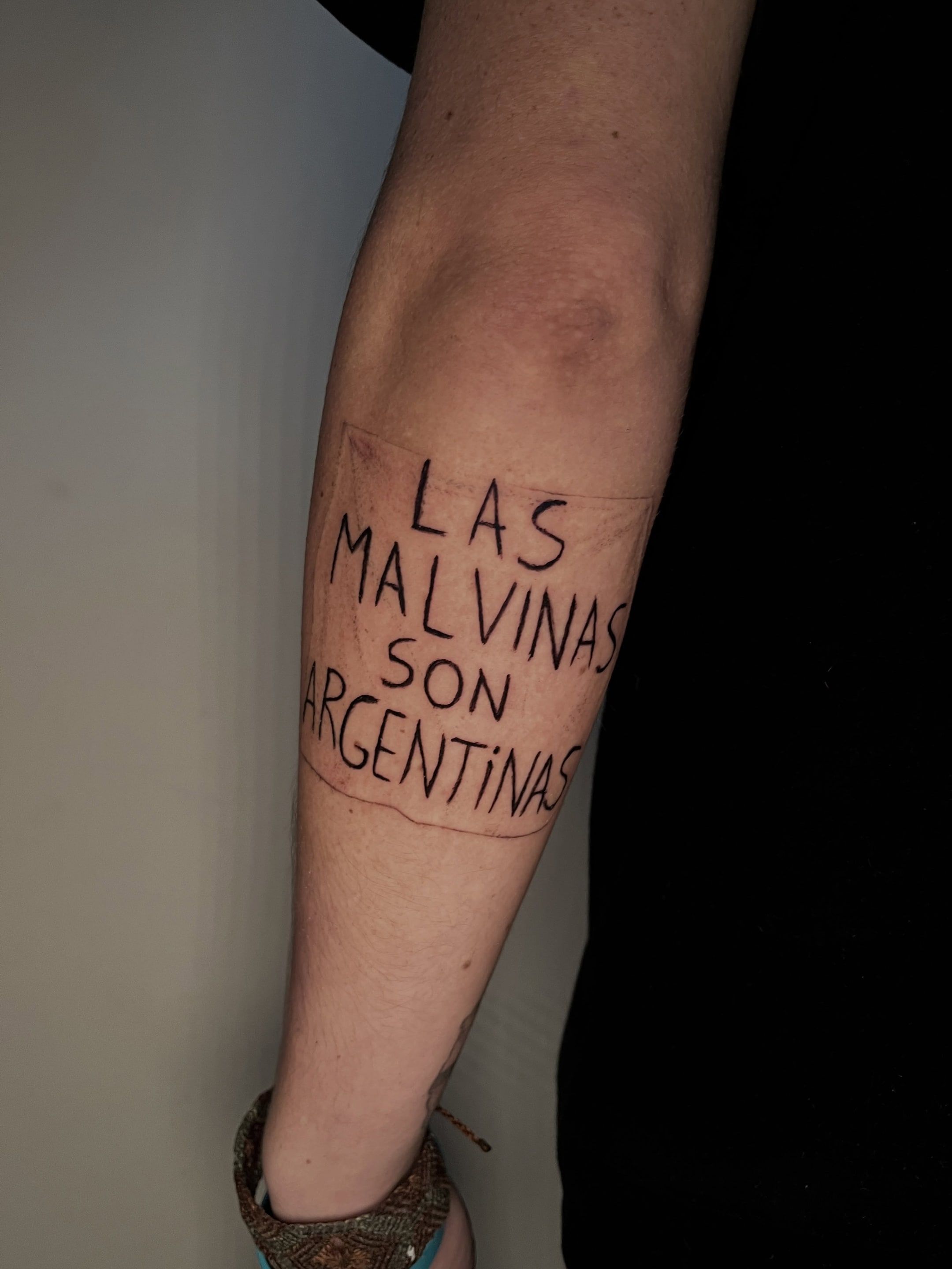 Lettering a mano alzada en el antebrazo: Las Malvinas son Argentinas